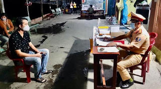 Dùng xe cứu thương chở thuê người từ vùng dịch về quê