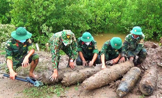 Lực lượng Công binh tỉnh Bạc Liêu bàn giao 05 quả bom còn sót lại sau chiến tranh