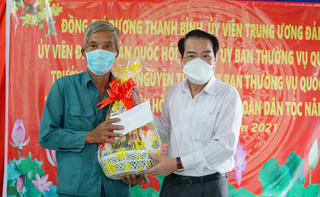 Trưởng Ban Dân nguyện của Quốc hội Dương Thanh Bình thăm, tặng quà nhân Ngày hội Đại đoàn kết tại Cà Mau