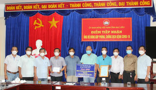 Ban liên lạc Đồng hương Bạc Liêu - Cà Mau tại TP. Hồ Chí Minh và Chương trình Vượt lên số phận trao tặng dụng cụ phòng, chống dịch 