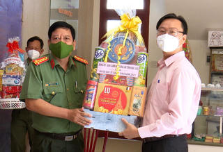 Công an tỉnh Bạc Liêu thăm và tặng quà cơ sở tôn giáo nhân dịp Giáng sinh năm 2021
