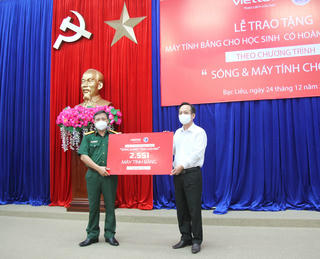 Viettel trao trặng 2.551 máy tính bảng cho học sinh có hoàn cảnh khó khăn tại Bạc Liêu