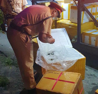 Công an Bạc Liêu liên tục phát hiện nhiều vụ vận chuyển tôm chứa tạp chất