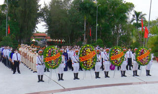 Lãnh đạo tỉnh Bạc Liêu dâng hoa, dâng hương Chủ tịch Hồ Chí Minh và các anh hùng liệt sĩ