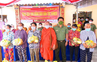 Công an Bạc Liêu tặng 400 phần quà cho đồng bào dân tộc Khmer