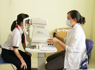 Khám mắt miễn phí cho các em học sinh trên địa bàn TP Bạc Liêu