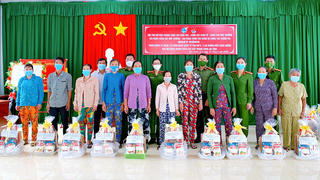 Công an Bạc Liêu tặng quà cho gia đình chính sách, phụ nữ có hoàn cảnh khó khăn