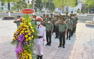 Công an Bạc Liêu dâng hương kỷ niệm 74 năm Ngày Bác Hồ có Sáu điều dạy Công an nhân dân