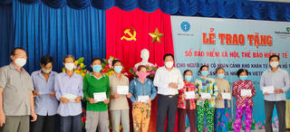 Bảo hiểm XH Bạc Liêu trao sổ bảo hiểm xã hội và thẻ BHYT cho người dân khó khăn