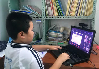 Học sinh lớp 1 - 7 ở Cà Mau học trực tuyến, giáo viên vẫn đến lớp dạy