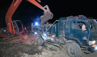 Bắt quả tang vụ khai thác đất trái phép