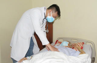 Phẫu thuật thành công nội soi mật tụy ngược dòng lấy sỏi cứu bệnh nhân có nhiều bệnh nền