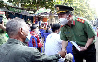 Giám đốc Công an tỉnh An Giang thăm hỏi và trao tiền hỗ trợ 52 tiểu thương bị hỏa hoạn