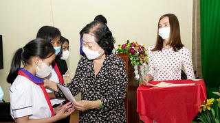 Trao học bổng Vừ A Dính cho học sinh có hoàn cảnh khó khăn tại An Giang