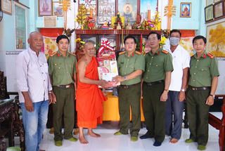 Ban Giám đốc Công an tỉnh Bạc Liêu thăm và chúc Tết Chôl Chnăm Thmây 