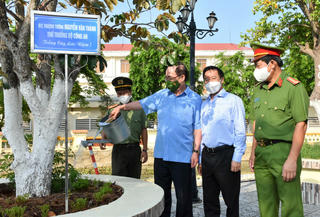 Đoàn công tác Hội đồng Lý luận Trung ương dâng hoa, dâng hương tại Nhà tưởng niệm Chủ tịch Hồ Chí Minh ở Bạc Liêu