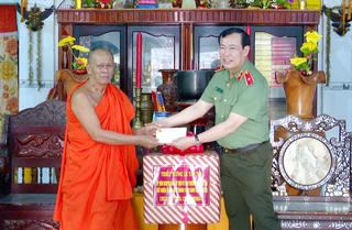 Chủ nhiệm Ủy ban Quốc phòng và An ninh của Quốc hội chúc Tết Chôl Chnăm Thmây tại Bạc Liêu