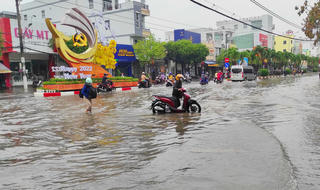 Mưa lớn gây ngập nhiều tuyến đường tại thành phố Bạc Liêu