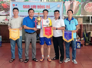 Giao lưu bóng đá chào mừng Ngày Giải phóng miền Nam, thống nhất đất nước