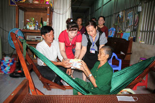 Trao gần 300 triệu đồng hỗ trợ bệnh nhân bị bệnh hiểm nghèo