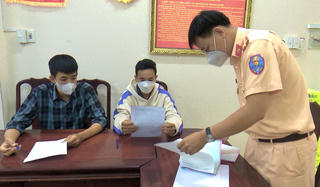 Phạt hành chính 2 thanh niên nẹt pô, bốc đầu xe trên Quản lộ Phụng Hiệp
