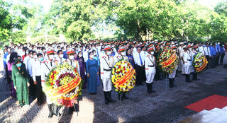 Dâng hương, dâng hoa tưởng nhớ Bác Hồ tại Bạc Liêu