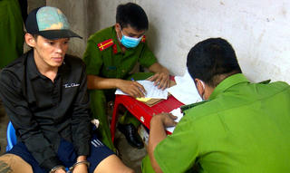 Bắt quả tang đối tượng tàng trữ ma túy và hung khí trái phép