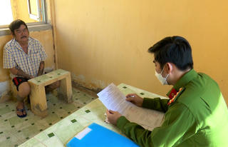 Tống đạt quyết định khởi tố, bắt giam đối tượng giết người