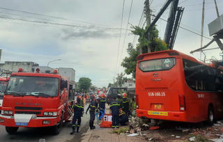 Xe khách lao vào quán cà phê làm 1 người chết, 4 người bị thương