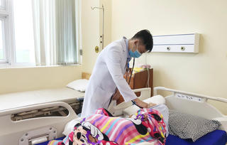 Cụ bà 90 tuổi phình động mạch thái dương sau cú ngã