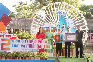 Bạc Liêu xác lập Kỷ lục Việt Nam về 122 món ăn được chế biến từ tôm và muối