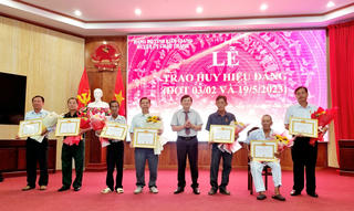 Huyện Châu Thành (Kiên Giang) trao huy hiệu Đảng cho 18 Đảng viên