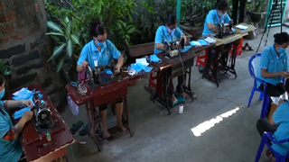Phụ nữ Quảng Ngãi may khẩu trang tặng người dân chống dịch Covid-19
