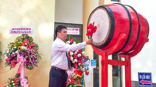 Phó Bí thư Thường trực Tỉnh ủy Quảng Ngãi đánh trống khai giảng năm học mới