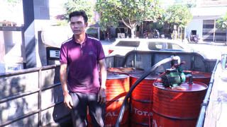 Bắt quả tang hai người đàn ông mua bán hơn 3.000 lít dầu diezel giả