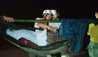 16 thanh niên đi bộ gần 40km đường núi đưa cô gái đi cấp cứu