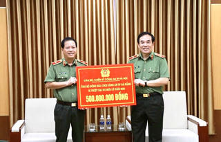 Công an Thành phố Hà Nội trao 500 triệu đồng cho Công an Thành phố Đà Nẵng khắc phục hậu quả bão lụt 