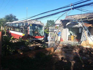 Xe khách giường nằm mất lái tông thủng nhà dân 