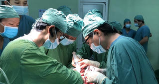 Nam thanh niên bị khúc gỗ keo đâm xuyên người đã qua cơn nguy kịch, sức khỏe ổn định