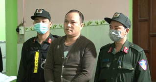 Bắt kẻ đánh người trên xe thu gom rác