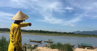 Bắt cá bằng kích điện, hai vợ chồng bị điện giật tử vong