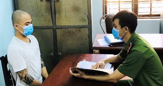 Phá cửa xông vào bắt tên cướp cầm kiếm cố thủ trong nhà