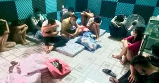 Đột kích nhà nghỉ khóa trái cửa phát hiện hàng chục đối tượng tụ tập nghi dùng ma túy