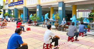 Quảng Ngãi vận động hơn 300 ngư dân đi cách ly tập trung, lấy mẫu xét nghiệm sàng lọc cho 14.000 người dân