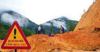 Huy động các lực lượng sửa nhà, thông đường cho người dân huyện miền núi Trà Bồng
