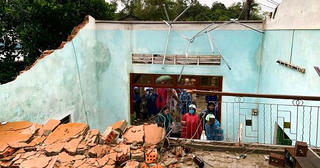 Lốc xoáy làm hư hỏng 15 ngôi nhà, nhiều nơi ở Quảng Ngãi ngập sâu trong nước