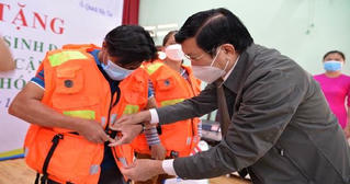 Nguyên Chủ tịch nước Trương Tấn Sang tặng hơn 1.600 áo phao cứu sinh cho ngư dân Quảng Ngãi