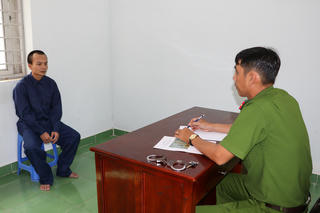 Bị chiếu đèn vào mặt đối tượng đâm người khác nguy kịch 