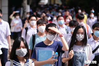 Thí sinh Hà Nội 'đội nắng' đến làm thủ tục tham dự kỳ thi lớp 10 đông nhất trong 7 năm 