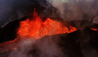 Hình ảnh núi lửa lớn nhất thế giới phun trào sau gần 40 năm 